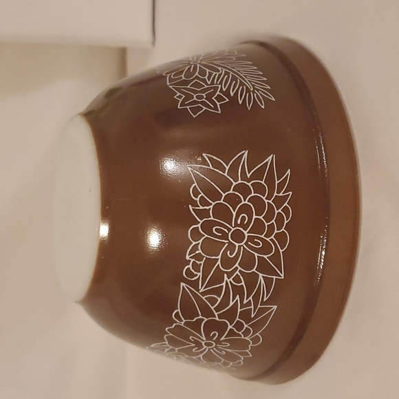 3/$25🌟 Pyrex Woodlands 750ml Bowl 🌳 - Picture 5 of 7